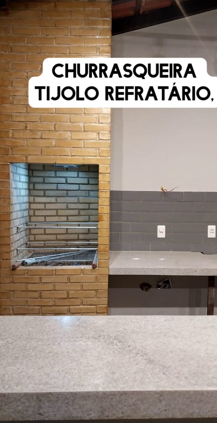 Churrasqueira de tijolo refratário com bancada de granito