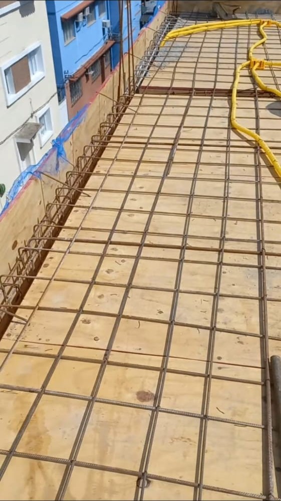 Malha de aço sobre forma de madeira em obra de laje